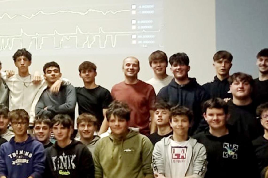 Un viaggio (a scuola) nel mondo dei motori: ma al posto del prof c'&egrave;... il pilota