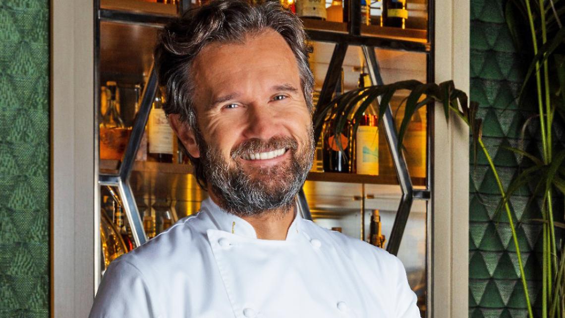 Carlo Cracco cucina a duemila metri: una notte stellata tra neve, gusto e alta cucina