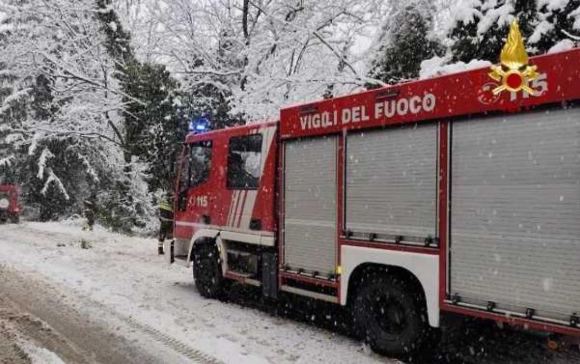 Auto finisce in una scarpata a causa della neve