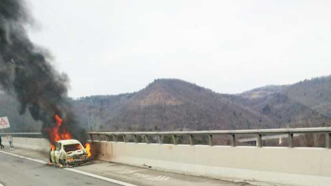 Auto in fiamme sull'autostrada: il conducente si mette in salvo