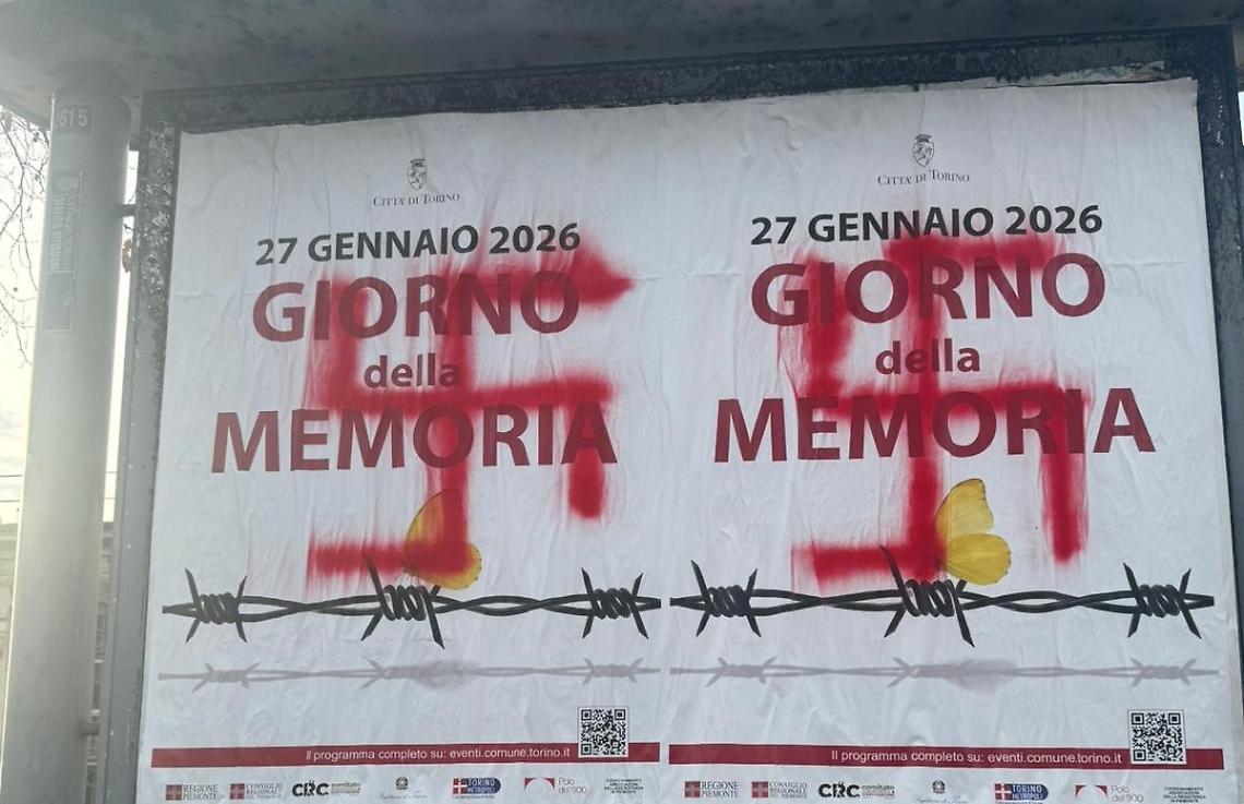 Svastiche sui manifesti del Giorno della Memoria: indignazione a Torino