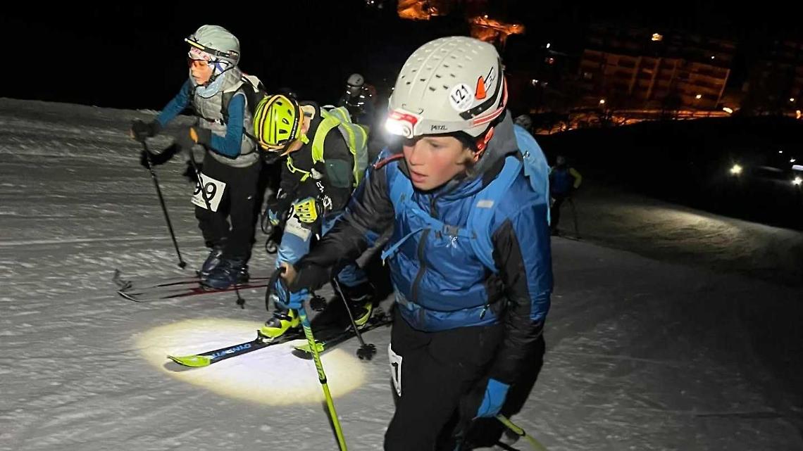 Cento scialpinisti a sfidarsi nella notte, la magia del Vertical Mondol&egrave;