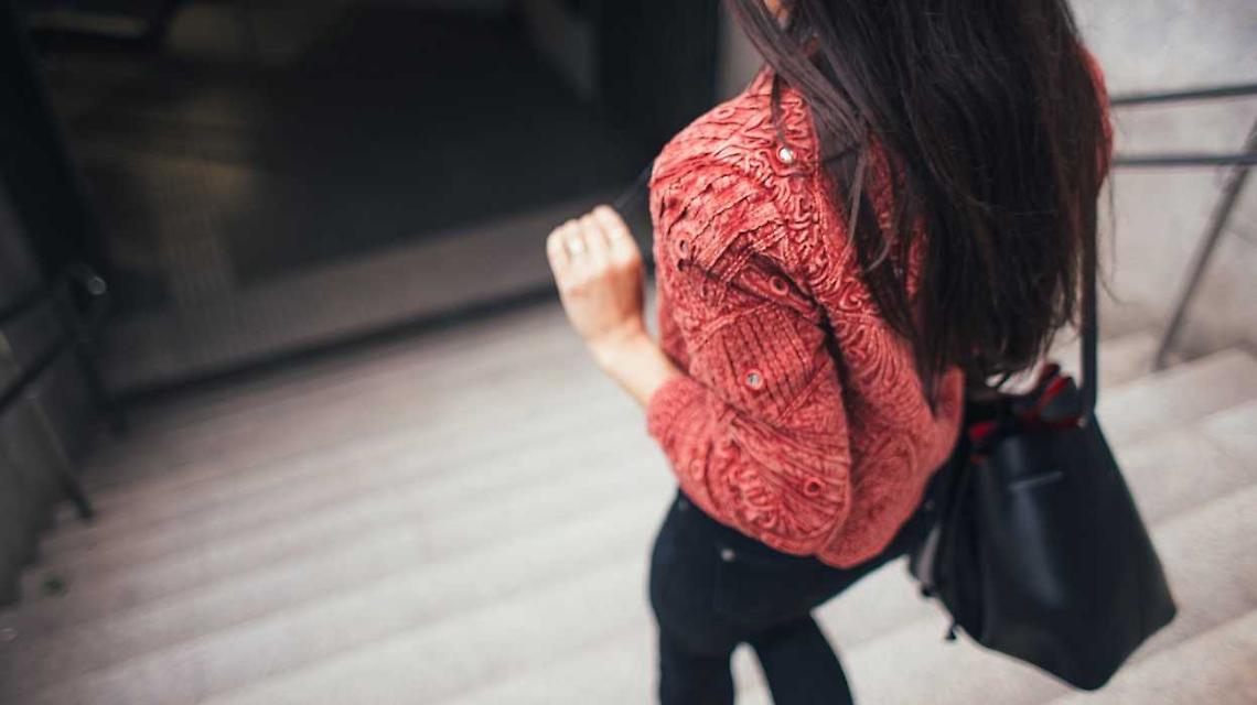 &laquo;Spinse la fidanzata gi&ugrave; dalle scale&raquo;: in aula il racconto di una testimone