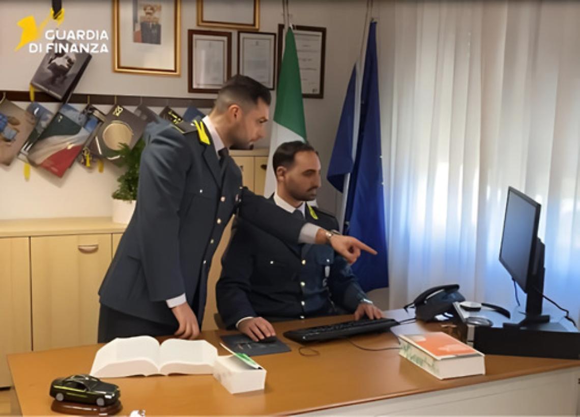 Guadagna 5 mila euro al mese con Pornhub e OnlyFans, ma non li dichiara