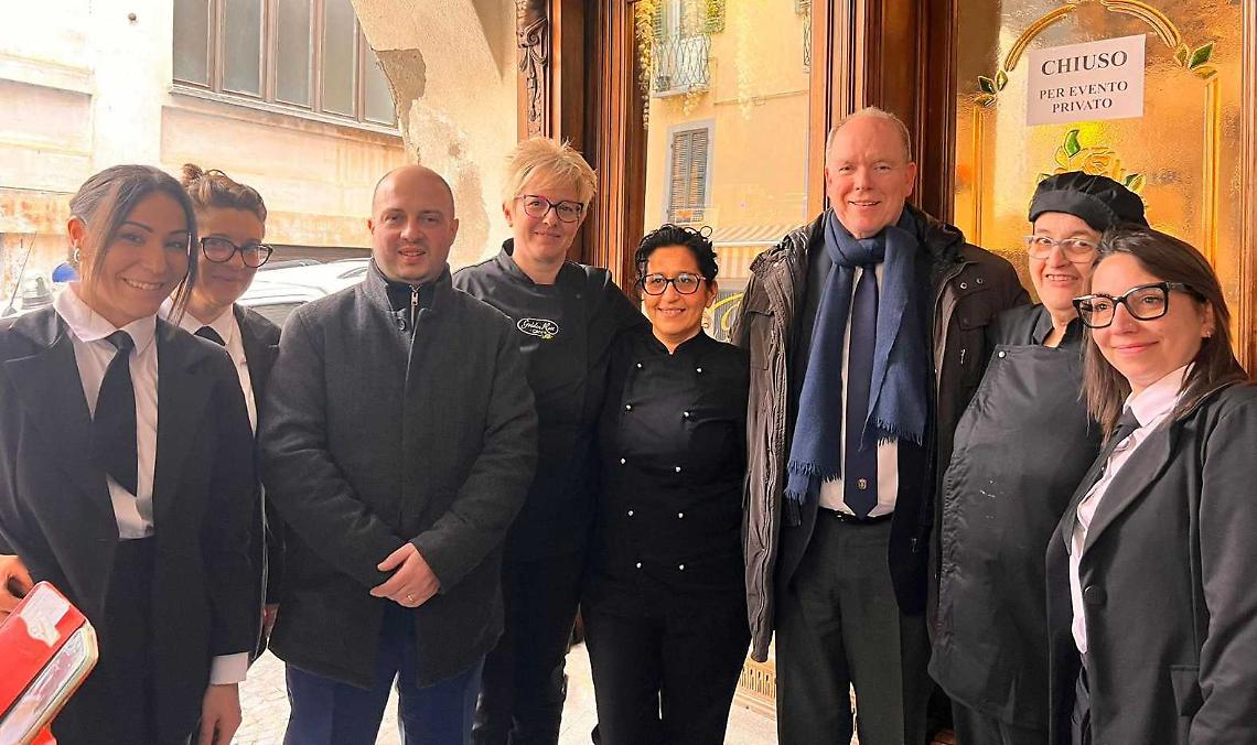 Tagliolini ai funghi, vitello tonnato e bun&egrave;t: il pranzo che ha conquistato il Principe Alberto a Ceva