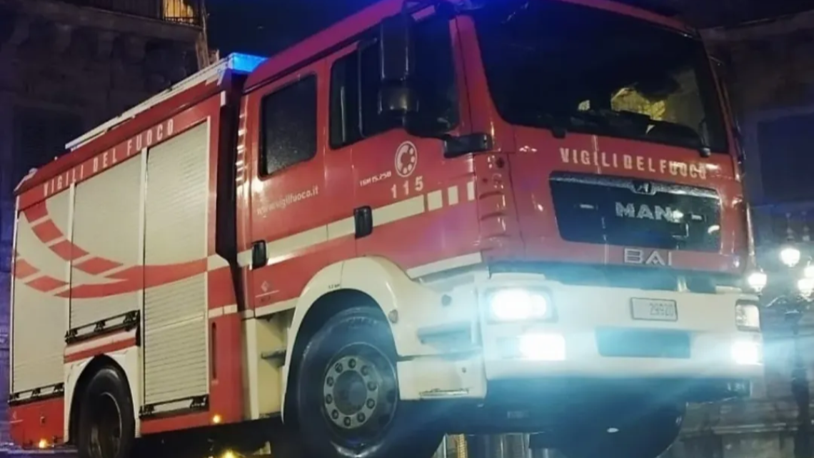 Principio di incendio nel vano motore, auto messa in sicurezza 