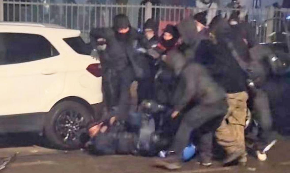 Guerriglia urbana e un poliziotto aggredito: caos e battaglia in strada a Torino