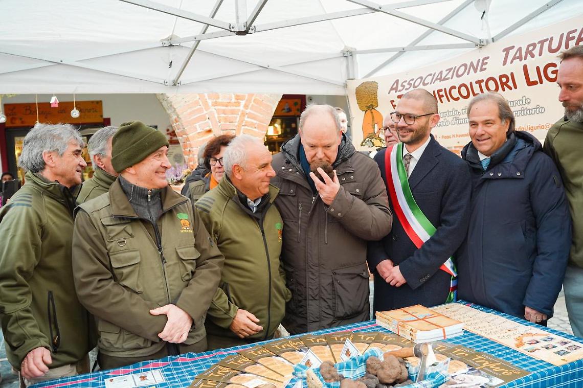 Il Principe Alberto II di Monaco a pranzo tra acciughe e tartufo nero
