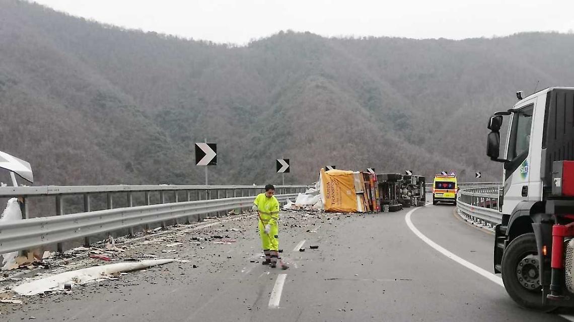 Camion si ribalta in curva, autostrada chiusa