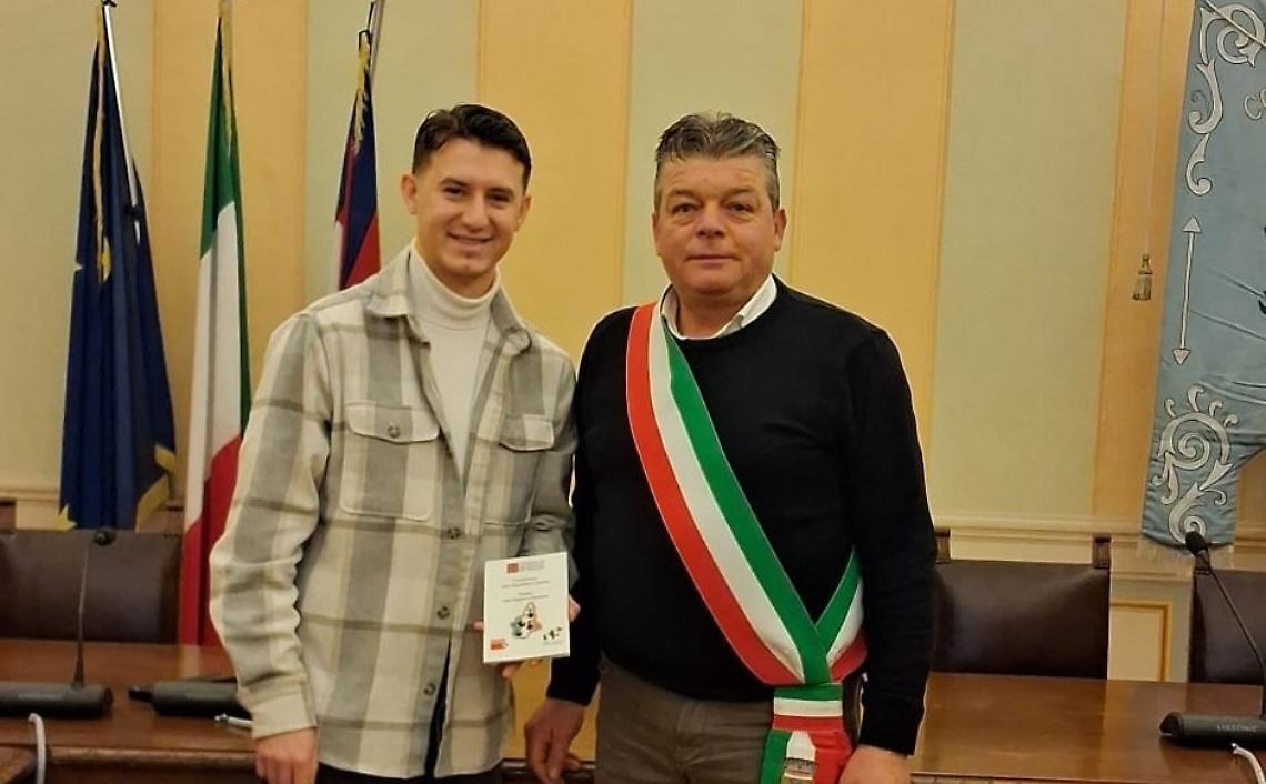 Il paese accoglie un nuovo cittadino italiano: &laquo;Benvenuto Korado&raquo;