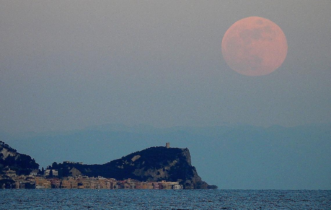 La "luna della neve" sul mare, gli scatti del fotografo di Carr&ugrave;