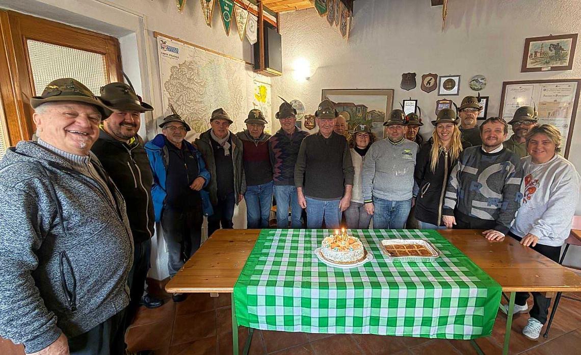 Gli auguri della sezione Ana ad Aurelio Passone per i suoi 80 anni