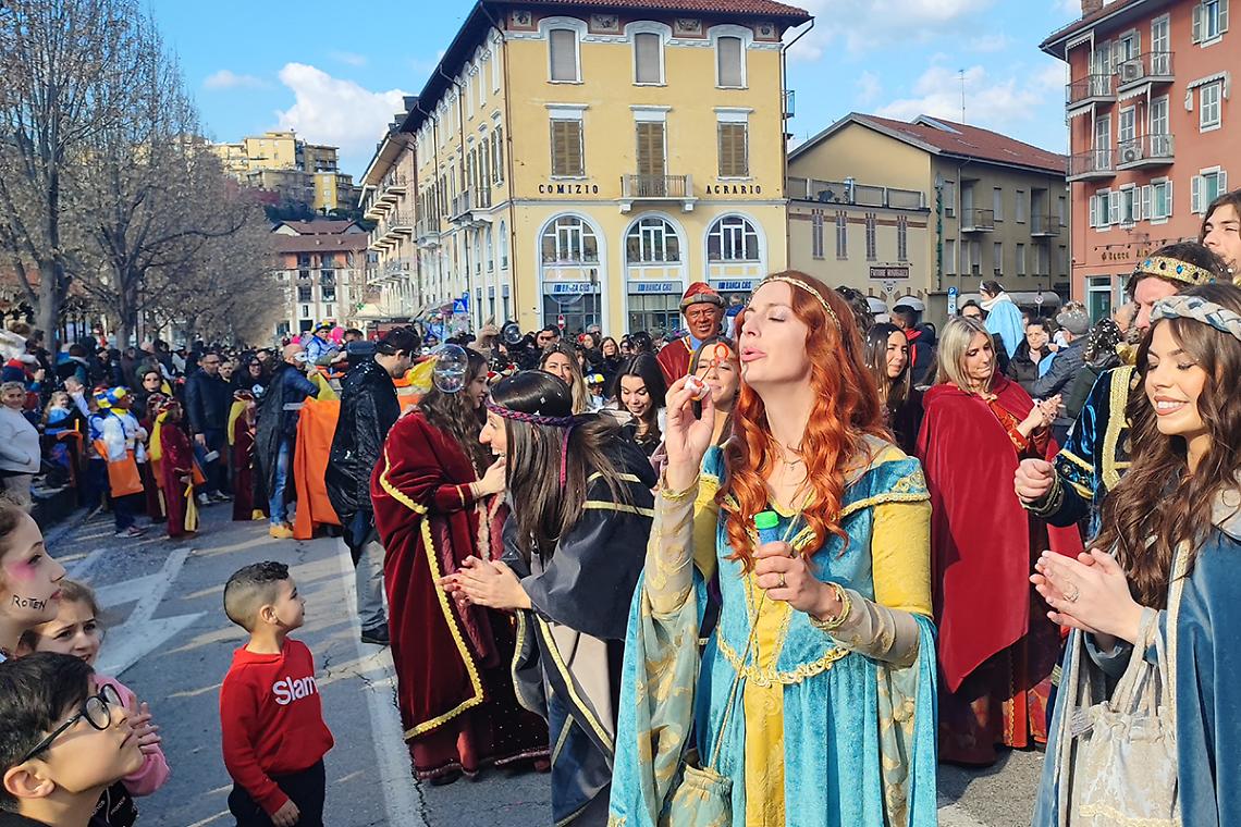 La prima sfilata del Carlev&egrave;: maschere, mongolfiere, giochi gonfiabili