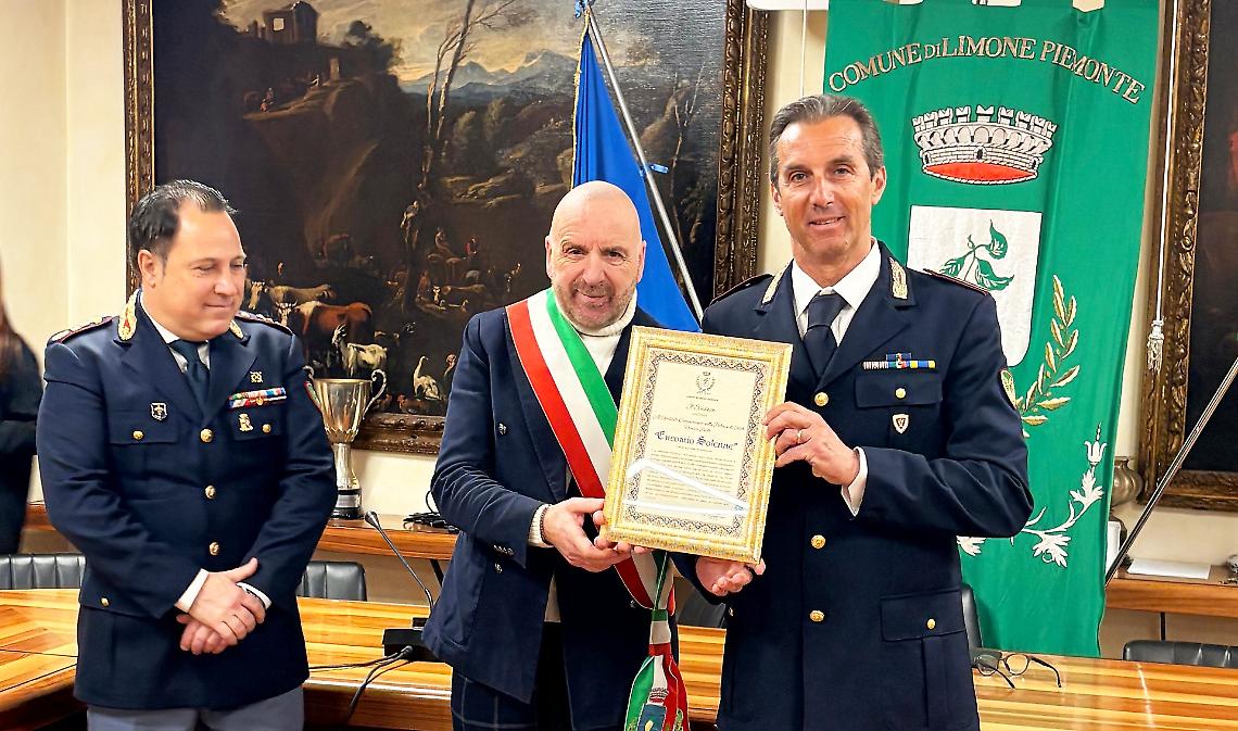 Prontezza e umanit&agrave;: il Comune premia due poliziotti eroi