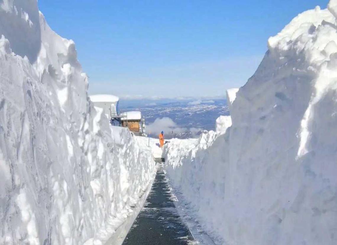 Muri di neve da record: pareti bianche alte due metri e mezzo