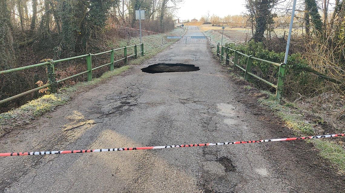 Si apre una voragine nel ponte, strada chiusa
