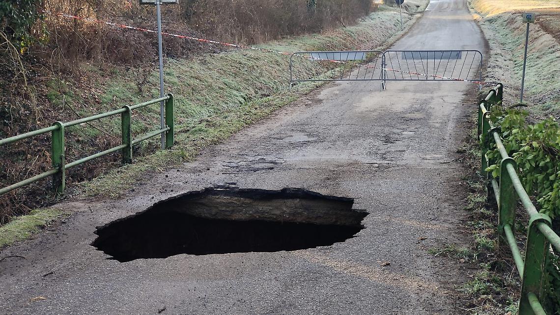 Voragine nel ponte: sopralluogo tecnico per chiarire le cause del cedimento
