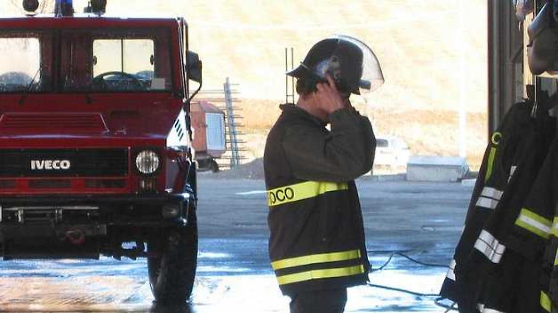 Auto con a bordo due persone fuori strada sulla Statale 28