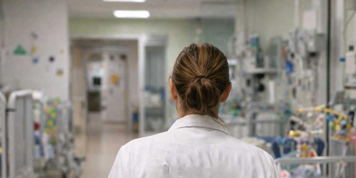 Resta incastrato con la testa nel riduttore per il vasino, bimbo liberato