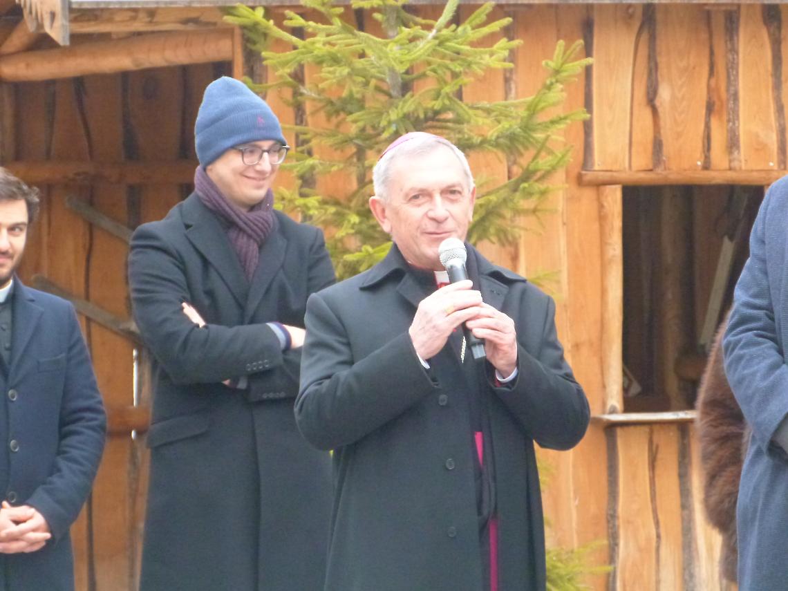 Una piazza gremita accoglie il vescovo Egidio: &laquo;Non abbiate paura di dirvi testimoni di Cristo&raquo;