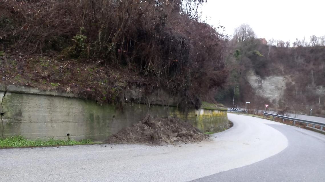 Lieve smottamento, chiusa precauzionalmente la strada 