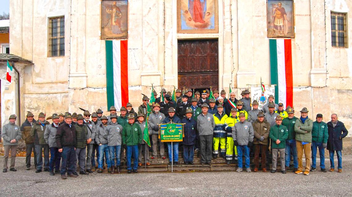Pradeboni celebra le Penne Nere: oltre 70 persone per la festa degli Alpini