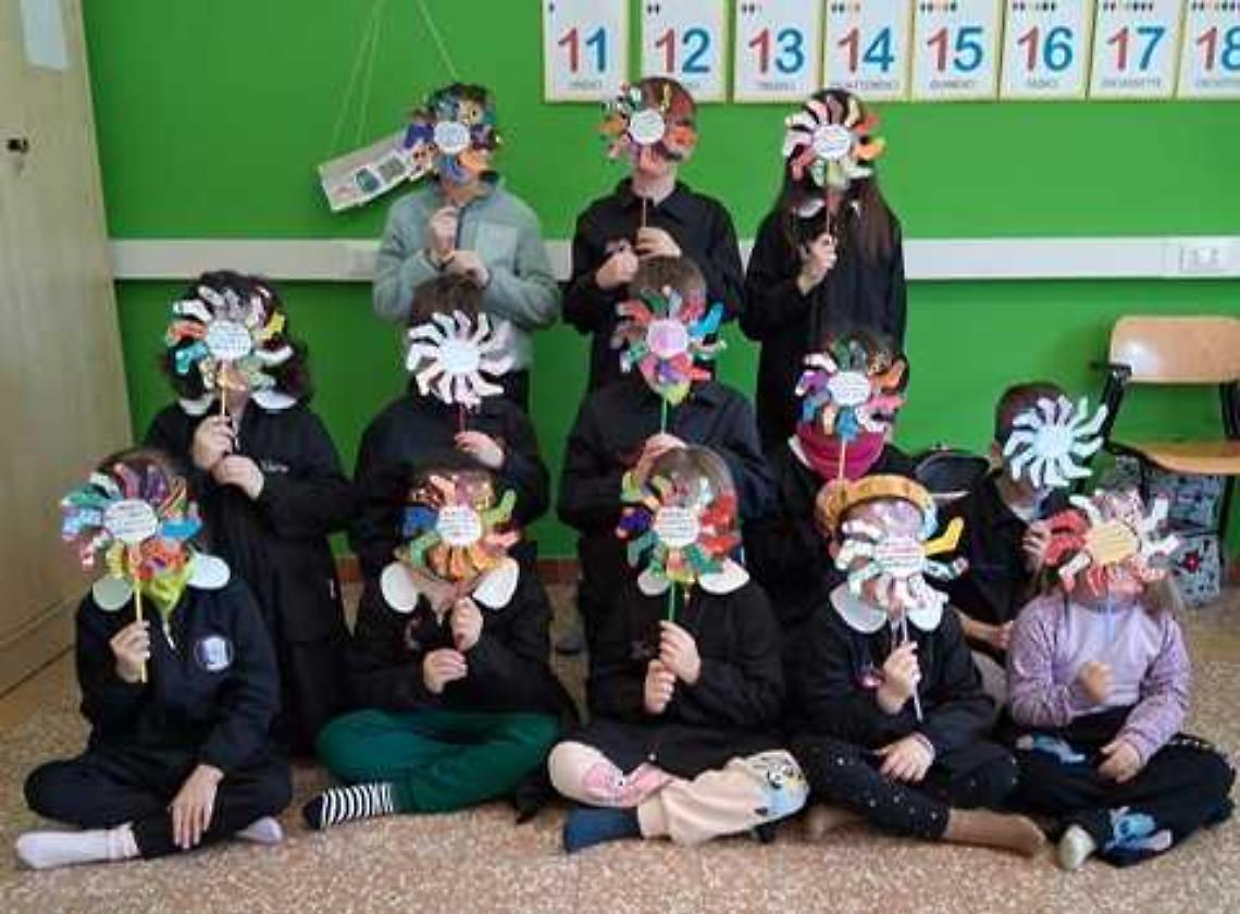 Calzini spaiati, messaggi uniti: la scuola insegna il valore della diversit&agrave;