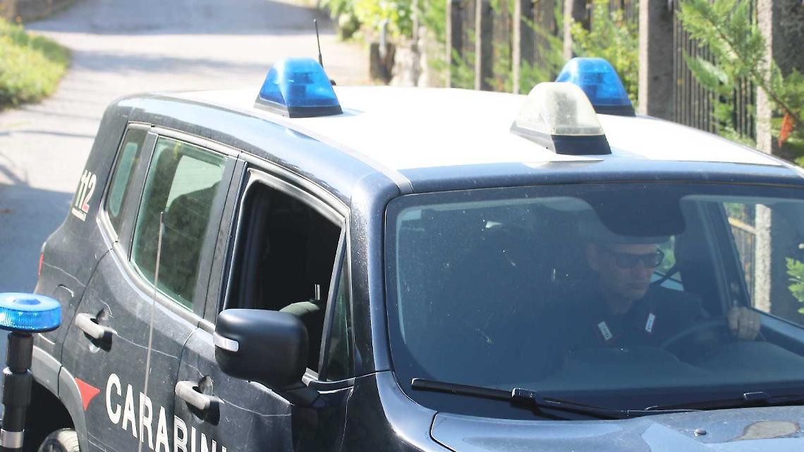 Furto in pieno giorno e fuga rocambolesca