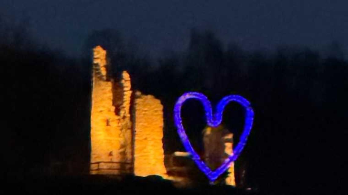 San Valentino diventa spettacolo: spunta un cuore monumentale e tutti si fermano a guardare