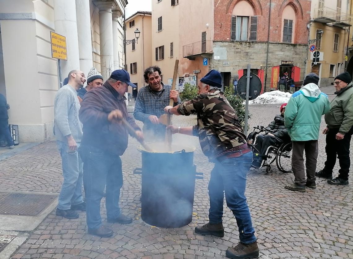 Arrivano i Magnin, preparano la polenta ed &egrave; subito Carnevale