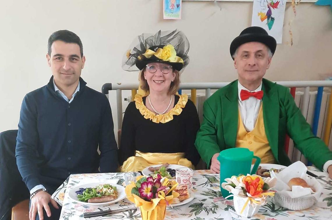 Madlinin e Busulin dla Creusa a pranzo con i bimbi