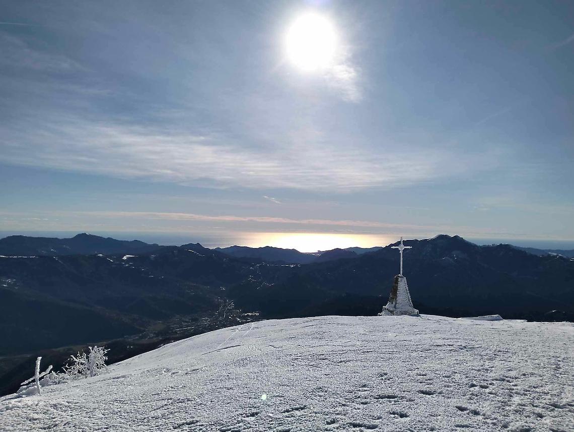 Due metri di neve e il mare all'orizzonte: lo spettacolare scatto che racconta la magia delle Alpi Liguri