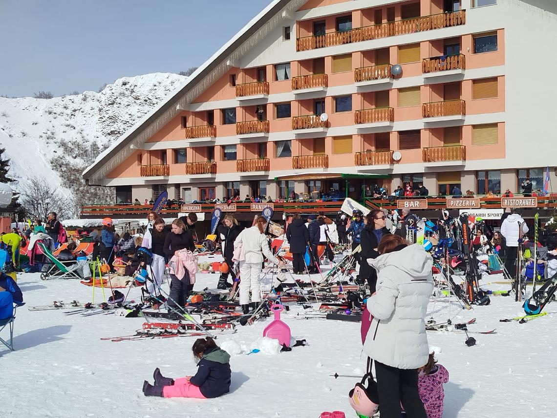 Sole e clima mite: montagne prese d&rsquo;assalto. Traffico intenso e code gi&agrave; da Miroglio