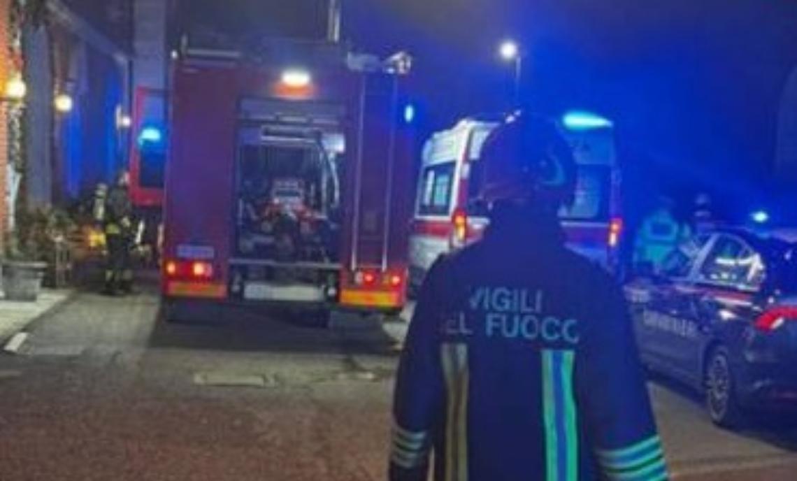 Sale su una rotonda e poi carambola su alcune auto parcheggiate