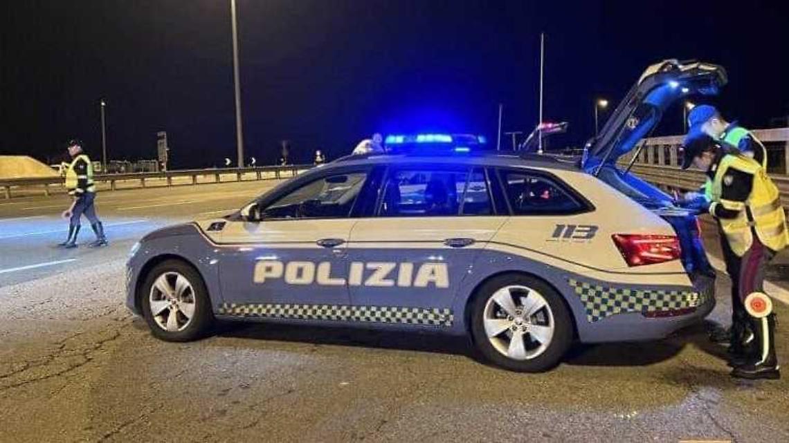 Tamponamento e un'auto si ribalta: autostrada chiusa nella notte