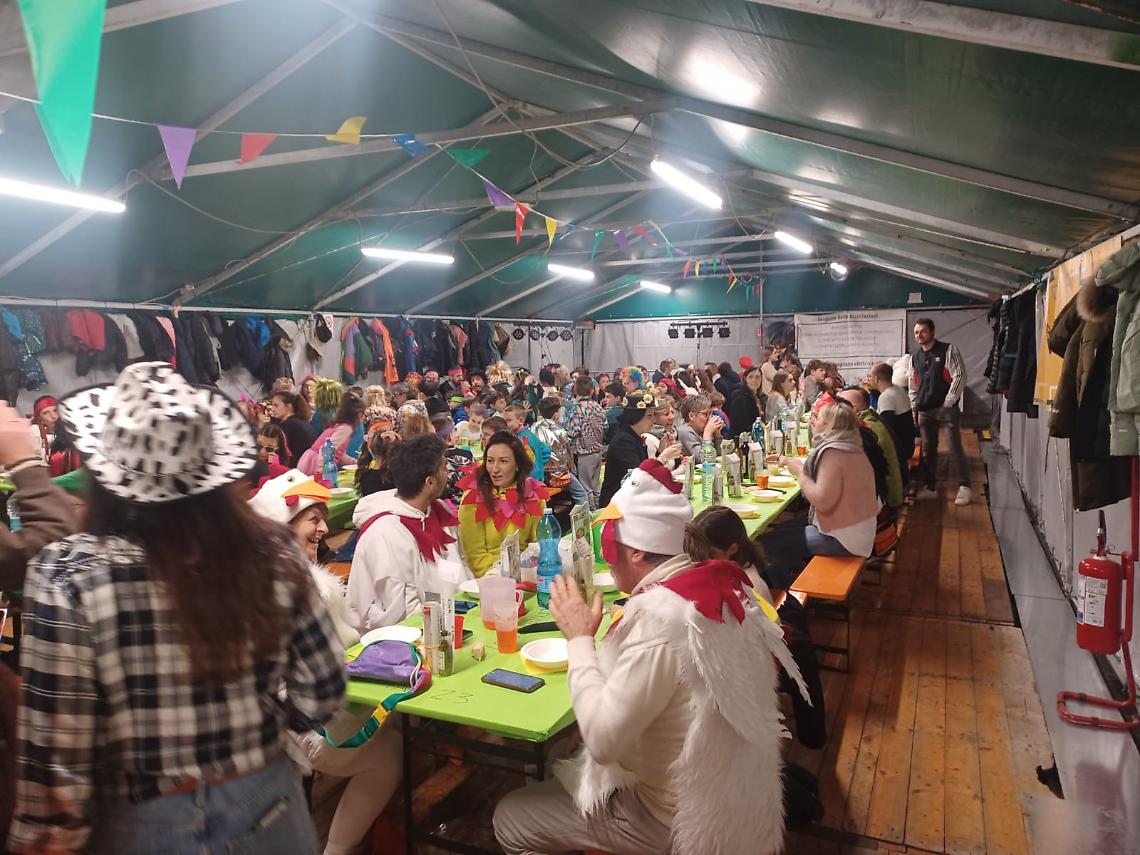 Carnevale rinviato&hellip; ma la festa esplode: raviole a volont&agrave; e centinaia al party