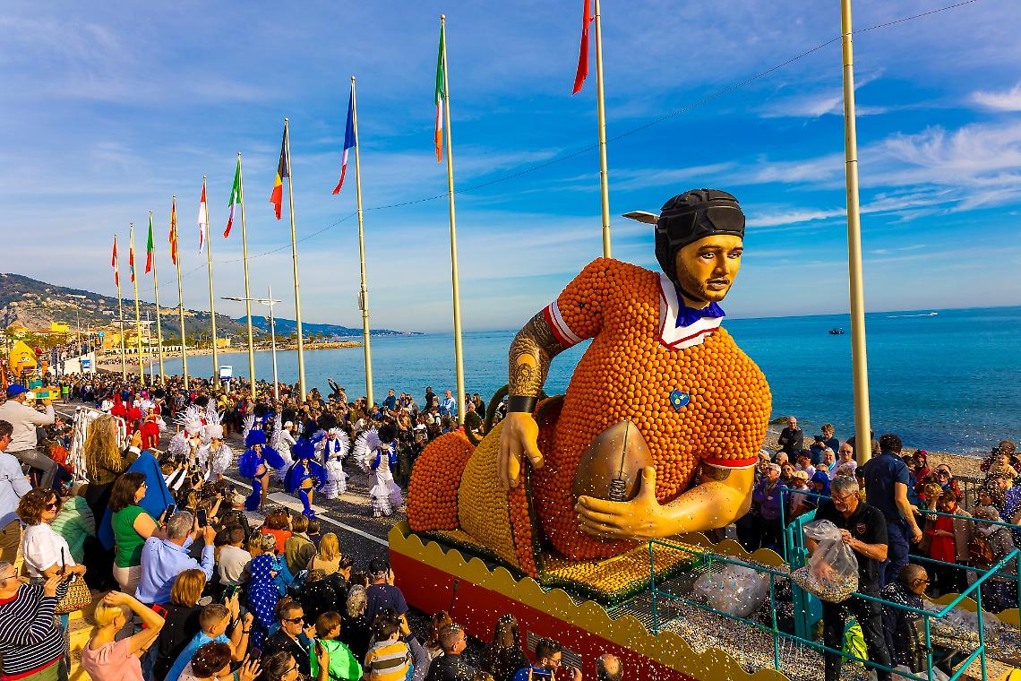 Non solo Ivrea: il Carnevale degli agrumi che incanta l&rsquo;Europa tra mare e sculture giganti