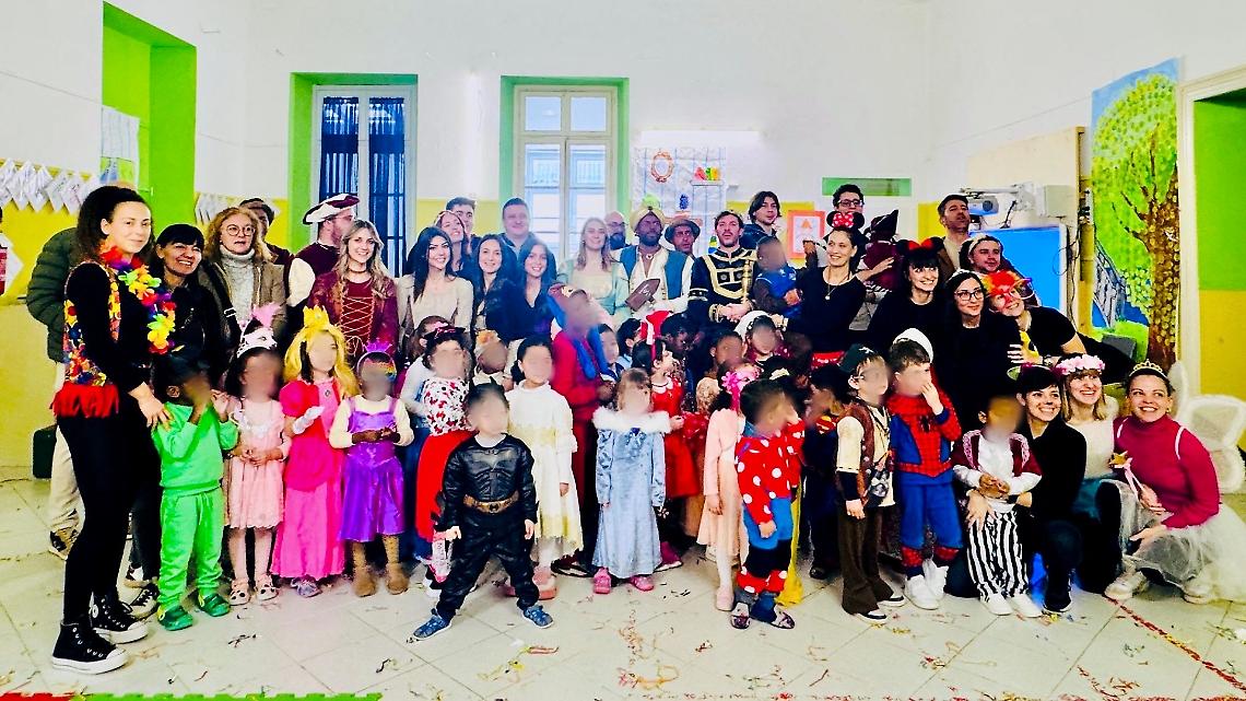 Il Carnevale unisce le generazioni: festa e sorrisi tra bambini e anziani