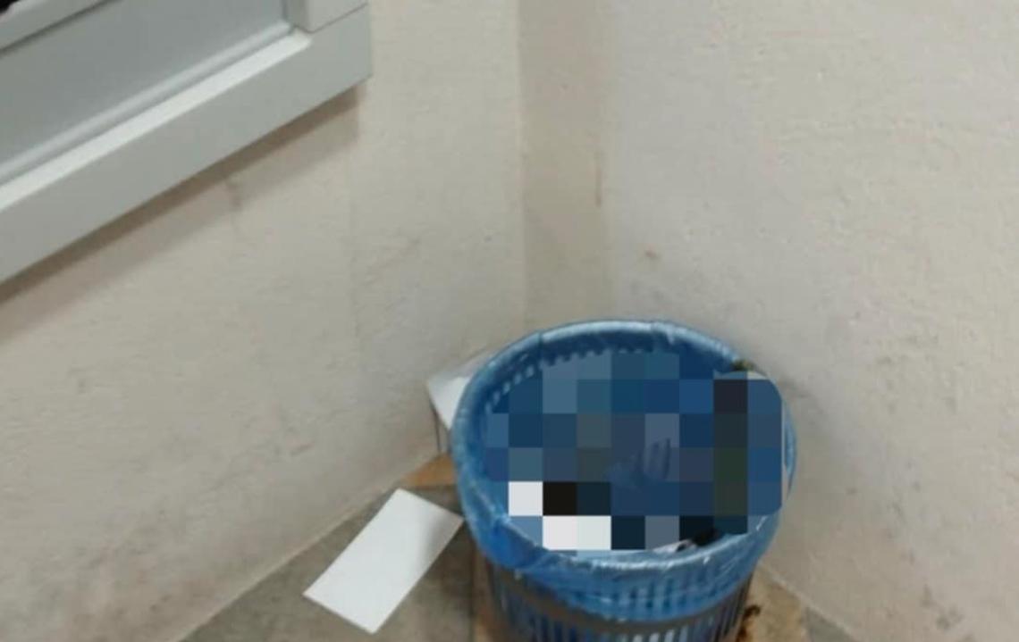 Escrementi nel cestino a fianco al bancomat: l'indignazione degli utenti