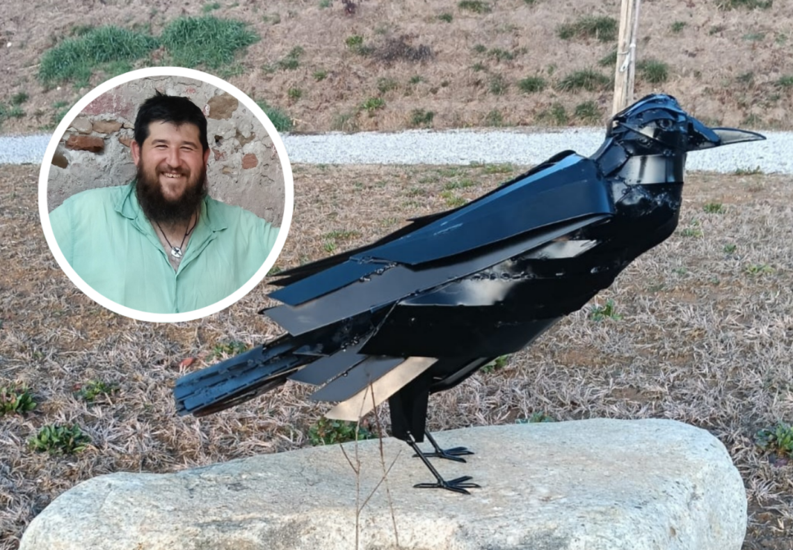 Ritagli di ferro e vecchi bulloni diventano un maestoso corvo imperiale