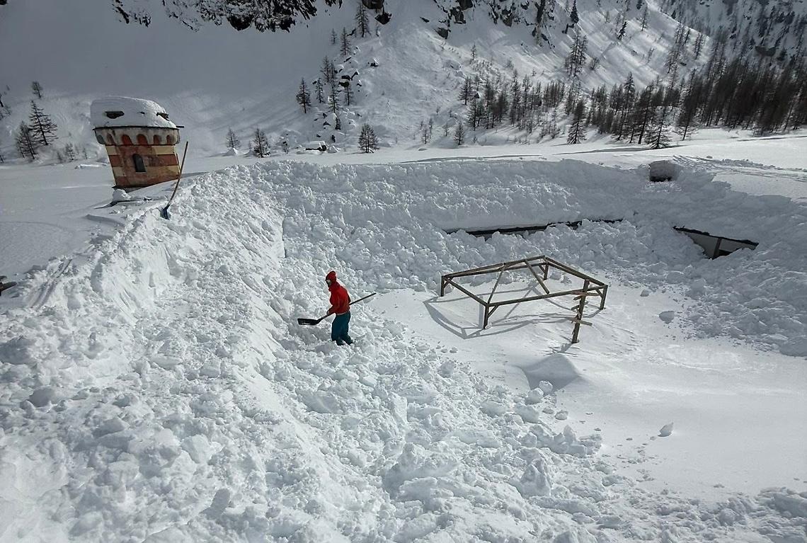 &laquo;Ma quanta ne &egrave; scesa?&raquo; Il Rifugio Valasco "scompare" sotto la neve