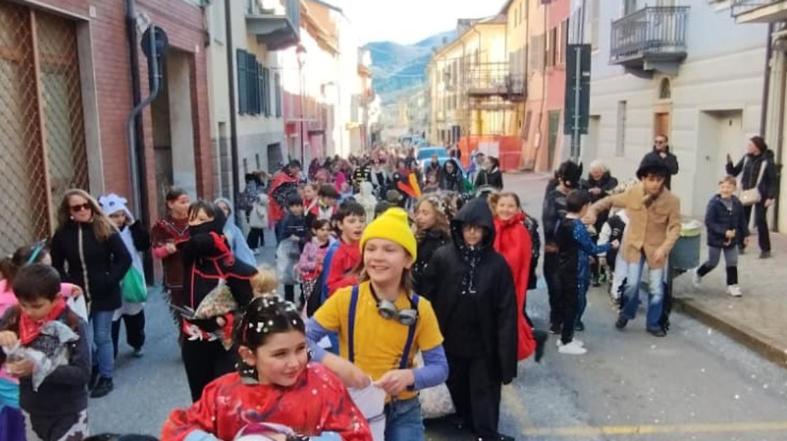 Invasione di oltre cento mascherine in paese: un'esplosione di festa e colori