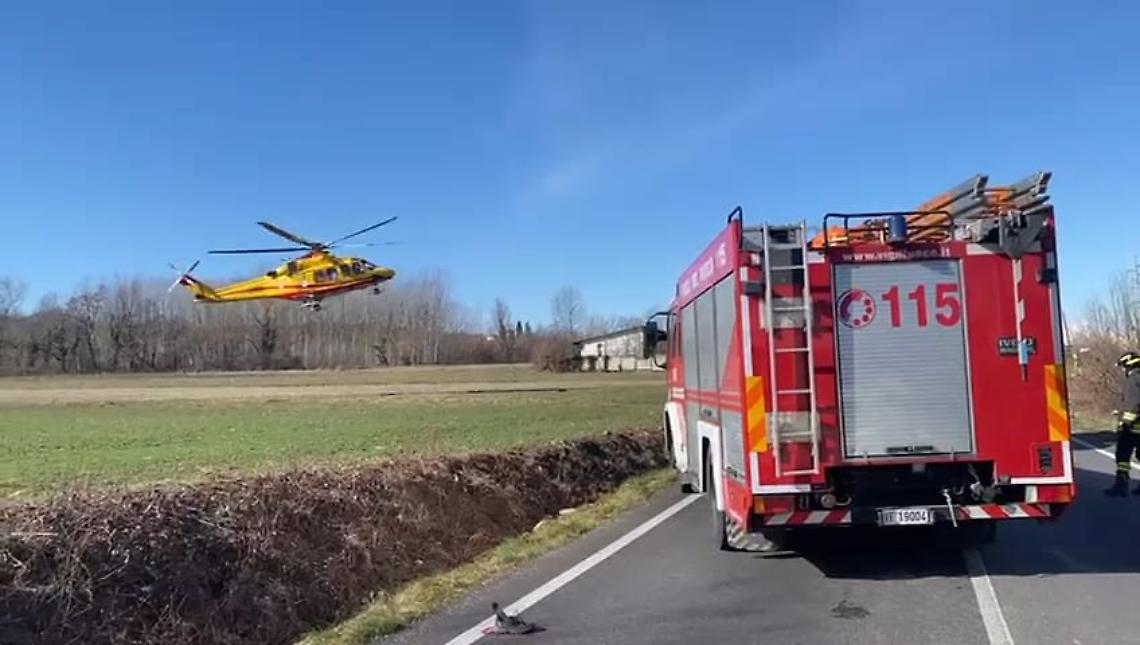 Furgone investe due persone, grave incidente sulla Statale 28