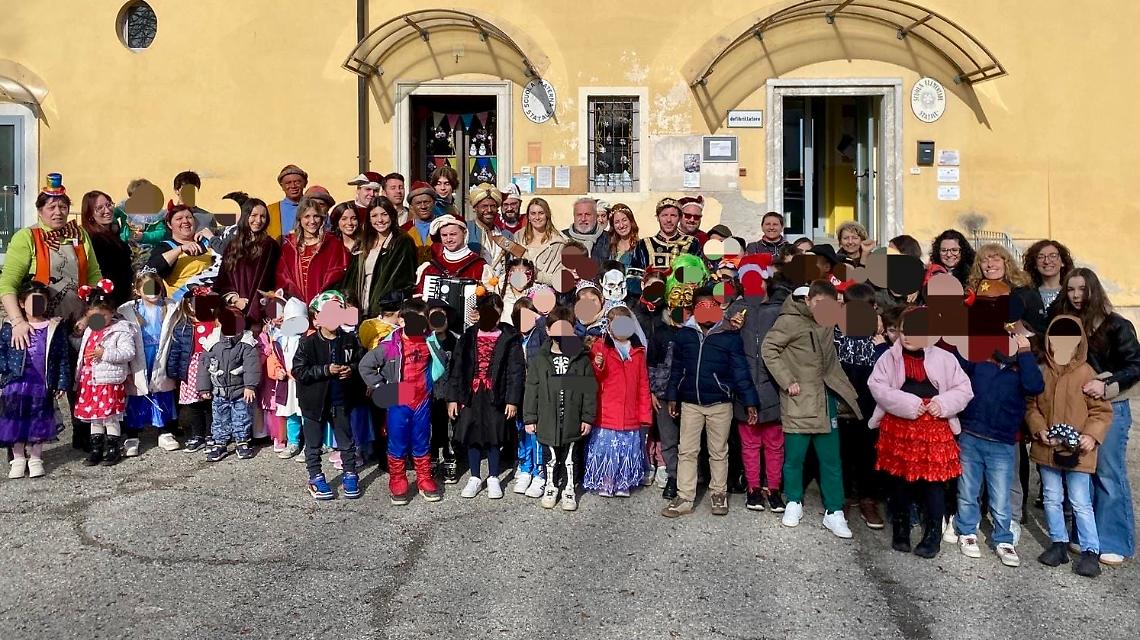 Il Moro fa tappa a Niella Tanaro: sorrisi e magia tra i banchi di scuola