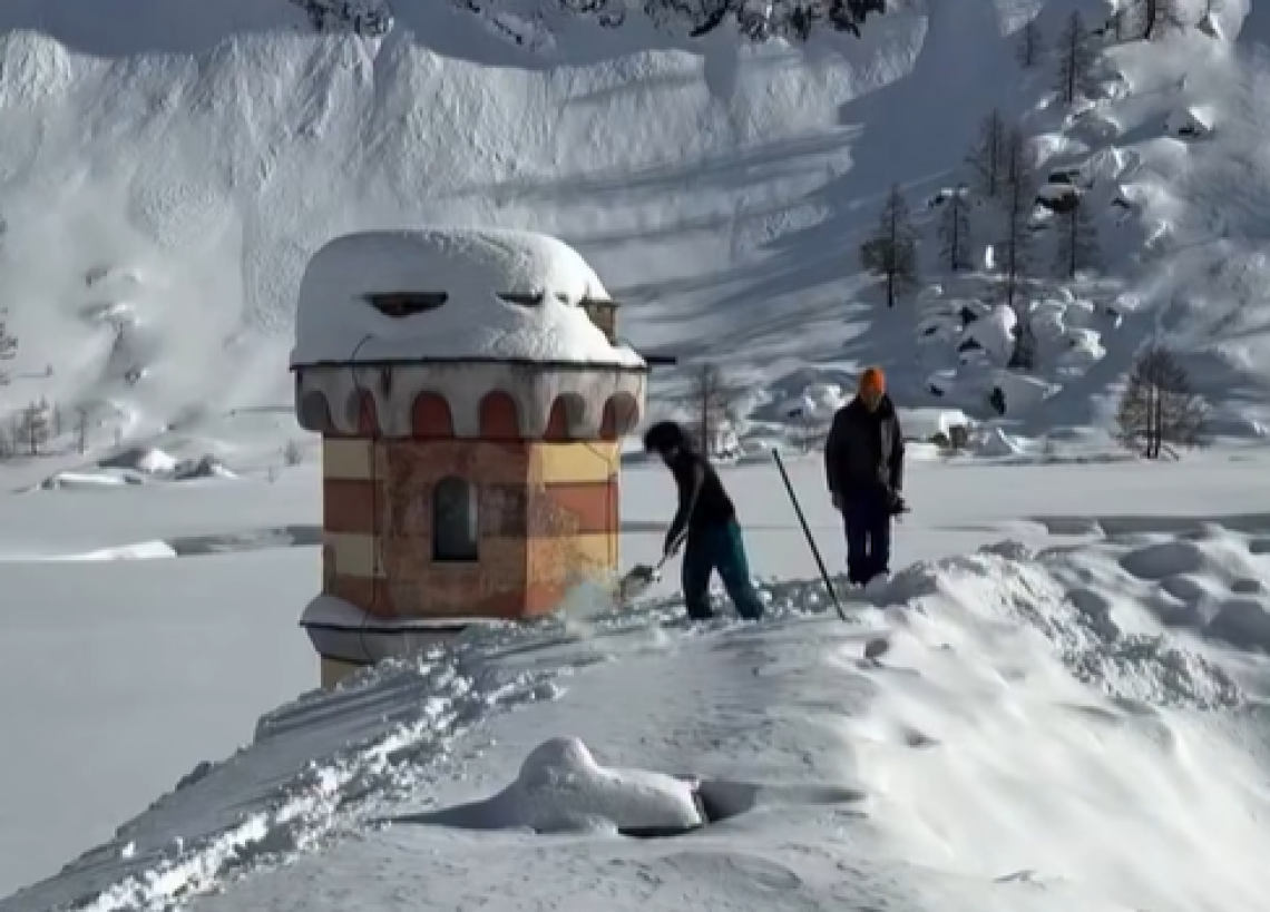 Due metri di neve. Si spala sul tetto, per riaprire il Rifugio: GUARDA IL VIDEO