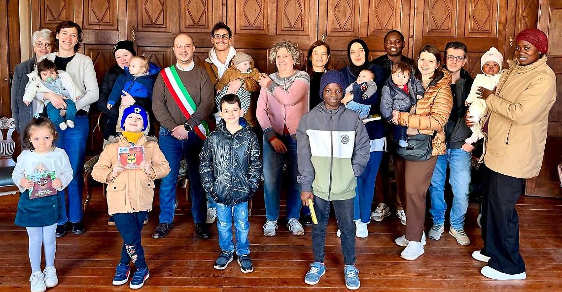 Piccole mani, grandi storie: un libro come primo regalo per i bimbi del 2025