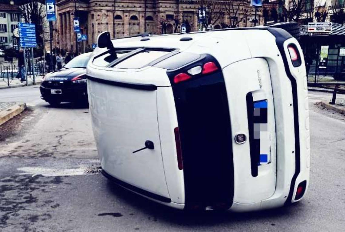 Auto si ribalta nel centro di Dogliani