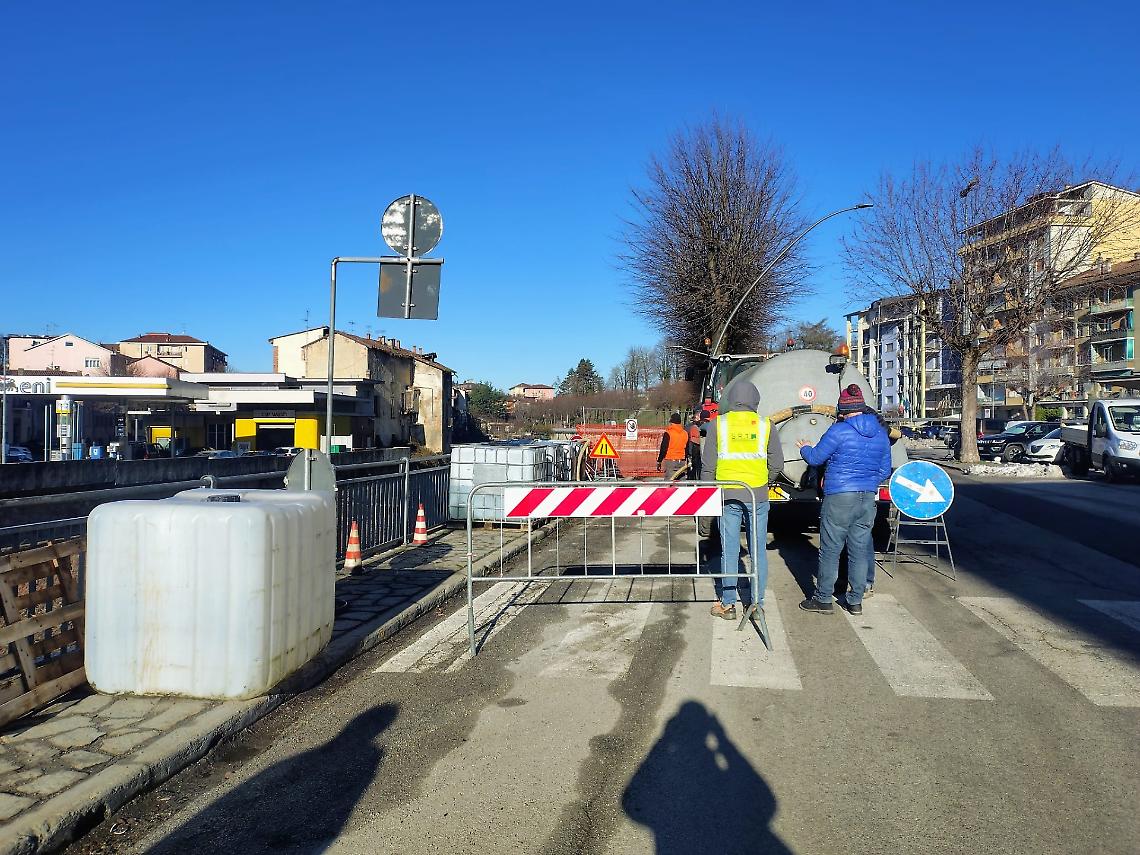 Cedimento del marciapiede lungo il Cevetta: le prime prove di carico