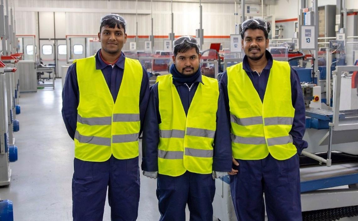 Cento gilet catarifrangenti per la sicurezza stradale dei migranti