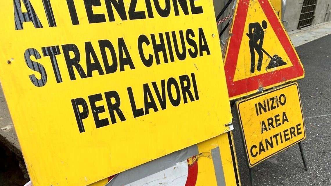 Strada chiusa per lavori, ma qualcuno rimuove le transenne: &laquo;Atto grave e pericoloso&raquo;